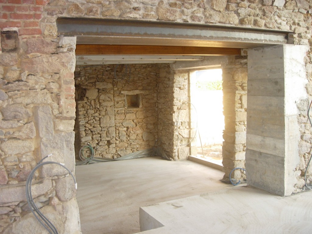 Ouverture de mur en pierre, en béton à Puy-Sanières